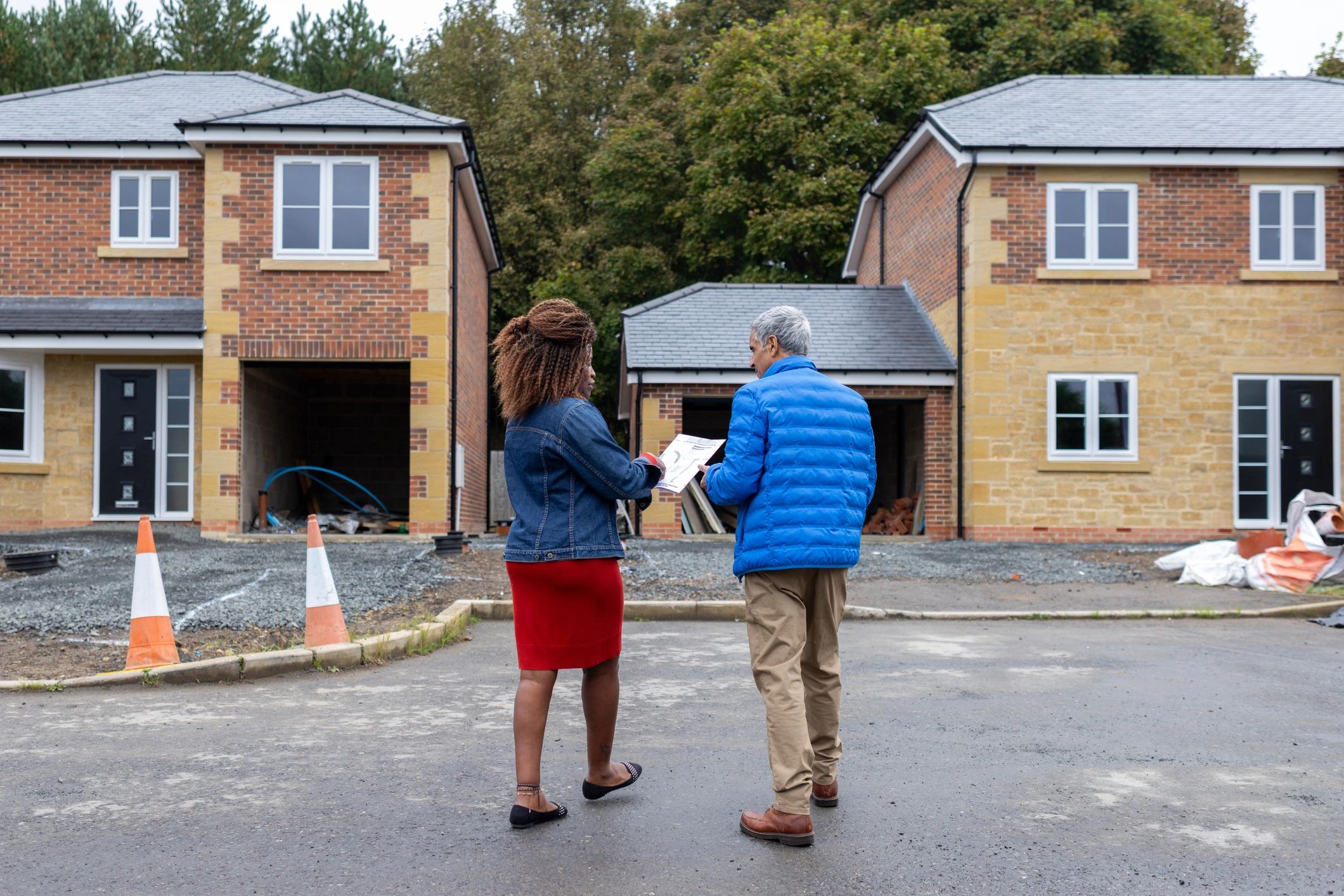 REALTOR® consulting with home buyer